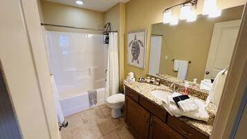 Hiustenkuivaaja, pyyhkeet, saippua, sampoo