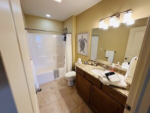 Hiustenkuivaaja, pyyhkeet, saippua, sampoo