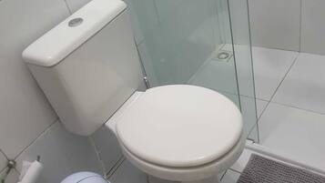 Toalhas de banho, sabonete, papel higiênico