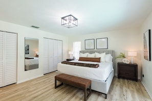 4 habitaciones, escritorio y tabla de planchar con plancha