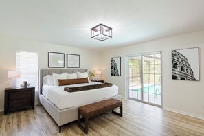 4 habitaciones, escritorio y tabla de planchar con plancha