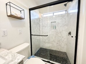 Een douche, een haardroger, handdoeken, zeep