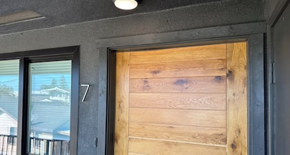 Updated studio in Salida ca. HWY 99 located 1 mile away. Kaiser 2 mi away