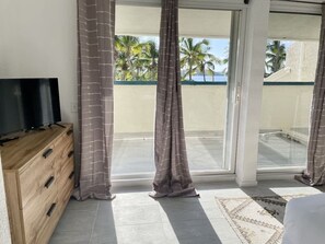 Interior - Renovated Pool View Townhouse (East End)