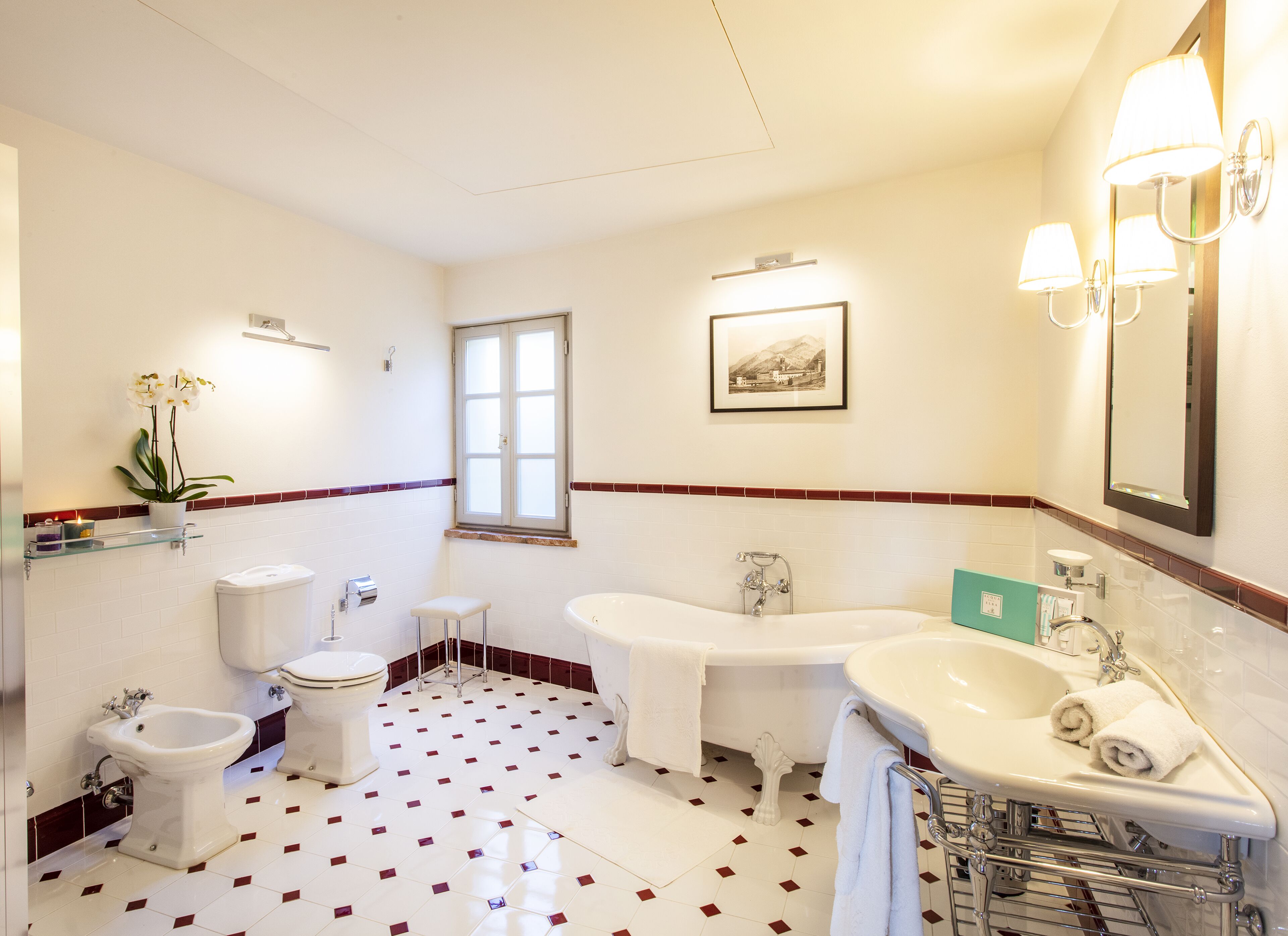 Une salle de bain comprenant des toilettes, un bidet, une baignoire et un lavabo.