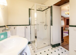 Premium-Apartment | Badezimmer | Designer-Toilettenartikel, Haartrockner, Bademäntel, Hausschuhe