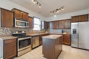 Fridge, microwave, oven, stovetop - 12 Mins To Louisville, Gameroom, Patio&Grill, Fenced Yard (Jeffersonville)