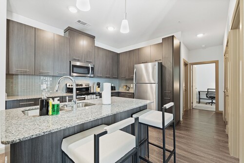 Luxe 3B Getaway | Sleeps 8 | Pool, Gym, Garage