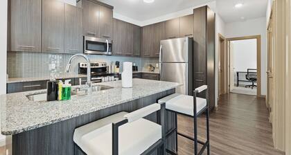 Luxe 3B Getaway | Sleeps 8 | Pool, Gym, Garage