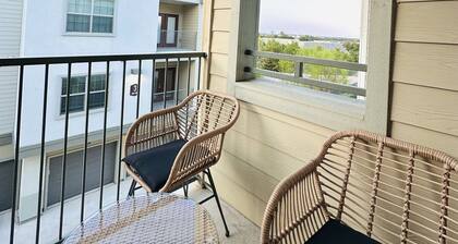 Luxe 3B Getaway | Sleeps 8 | Pool, Gym, Garage