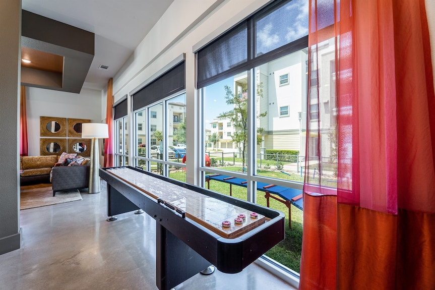 Luxe 3b Getaway | Sleeps 8 | Pool, Gym, Garage - Leander, TX