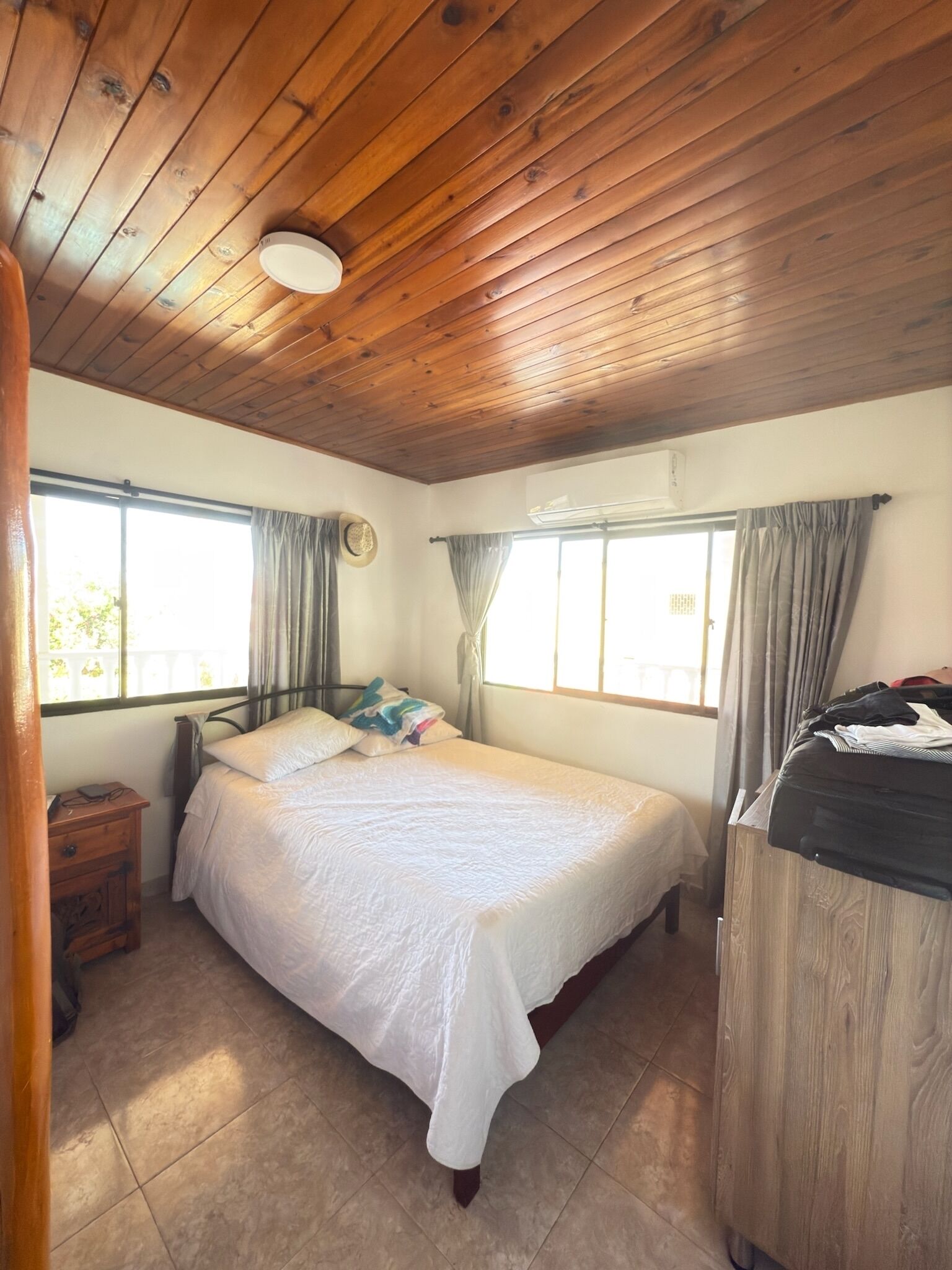 5 chambres, fer et planche à repasser, Wi-Fi, draps fournis