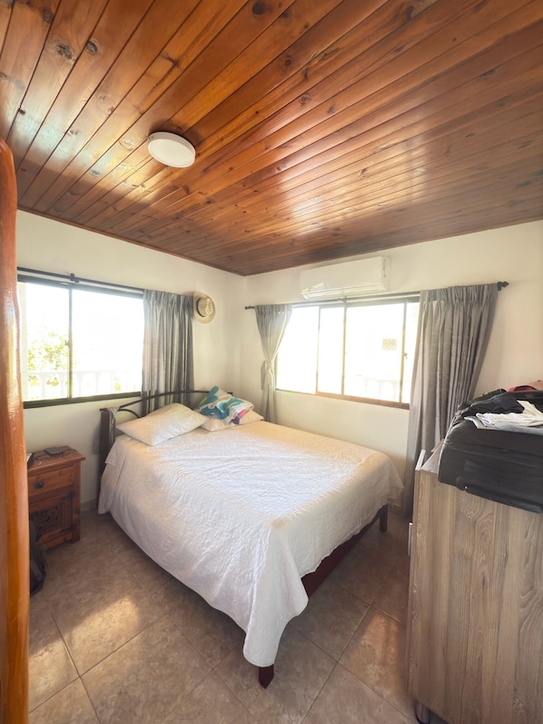 5 bedrooms, iron/ironing board, WiFi, bed sheets