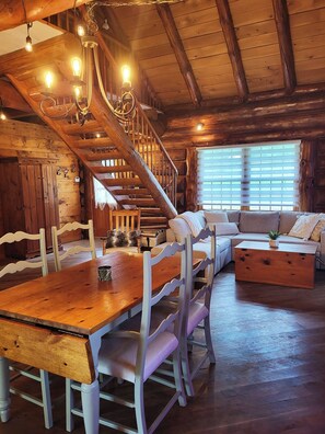 TV, fireplace - Le Féeria Chalet & Spa - Magnifique Chalet en Bois Rond sur le Bord de L'eau! (Entrelacs)