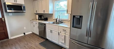 Een koelkast, een microgolfoven, een oven, een kookplaat