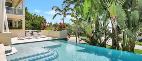 Una piscina al aire libre