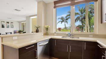 华丽公寓式客房 | 私人厨房 | 茶具/咖啡用具、厨具/餐具、餐桌