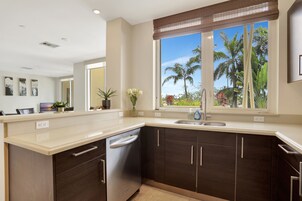 Deluxe Condo | Private kitchen | Coffee/tea maker, cookware/dishes/utensils, dining tables