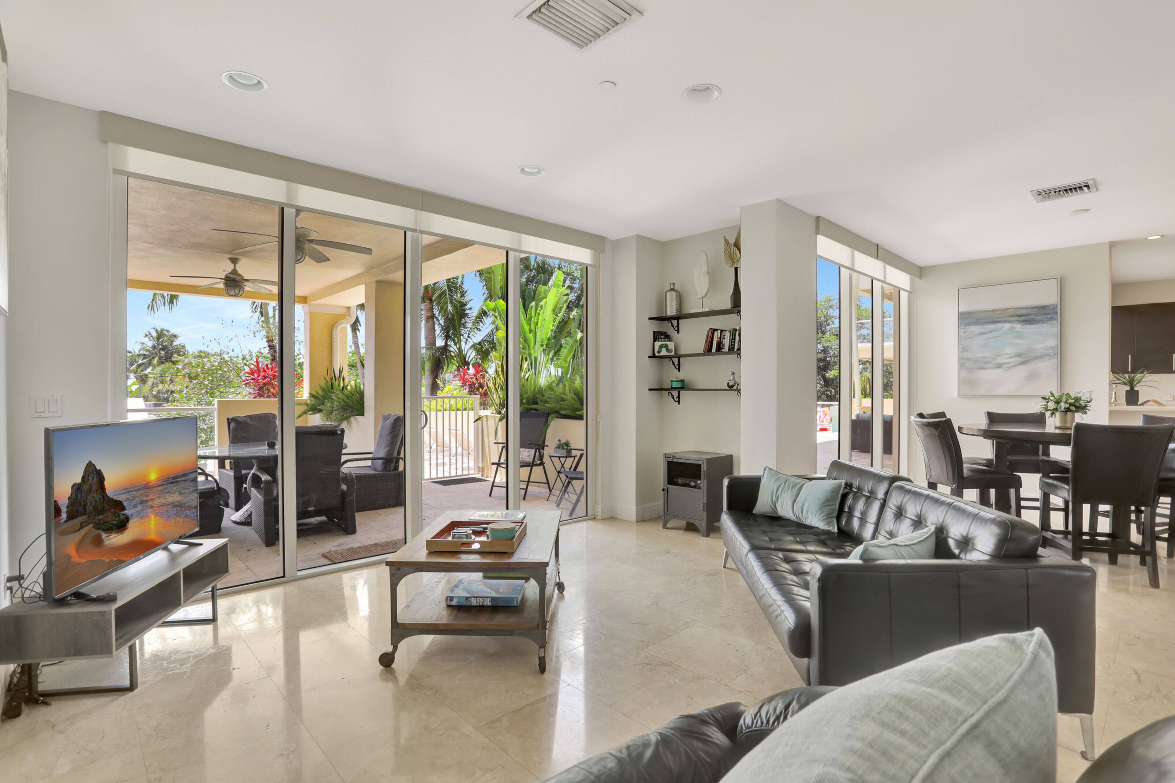 华丽公寓式客房 | 起居区 | 65-英寸智能电视（配备数码频道）