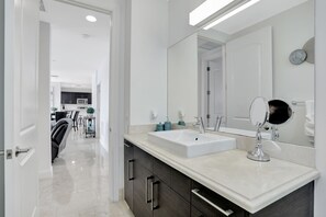 Cabezal de ducha tipo lluvia, artículos de tocador gratuitos