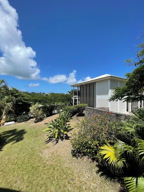 المنطقة المحيطة بالمنشأة