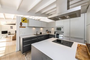 Réfrigérateur, four à micro-ondes, un four, lave-vaisselle