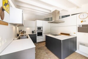 Jääkaappi, mikroaaltouuni, uuni, astianpesukone