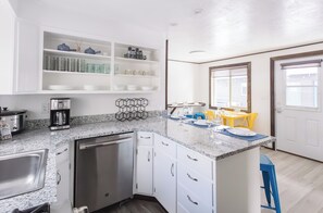 Hus | Eget kjøkken | Mikrobølgeovn, kaffetrakter/tekoker og høy barnestol