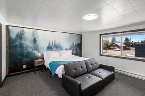 Rom, 1 kingsize-seng, fjellutsikt | Dundyner, individuelt dekorert og individuelt innredet