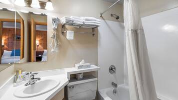 Huone, 2 makuuhuonetta, keittotila | Kylpyhuone | Hiustenkuivaaja, pyyhkeet, saippua, sampoo