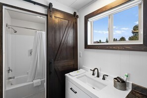 Hair dryer, towels, soap, shampoo - The Lazy Duck Inn (West Yellowstone)