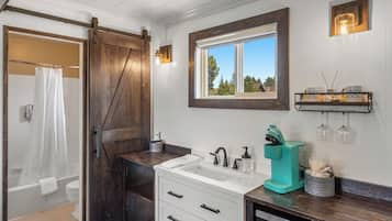 Room, 1 King Bed, Mountain View | Bathroom | Hair dryer, towels, soap, shampoo