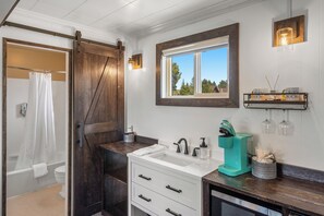 Chambre, 1 trĂšs grand lit, vue montagne | Salle de bain