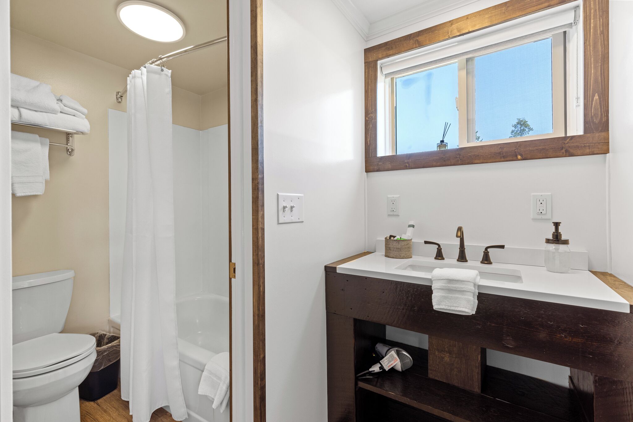 Ein Badezimmer mit Dusche, Toilette und Waschbecken.