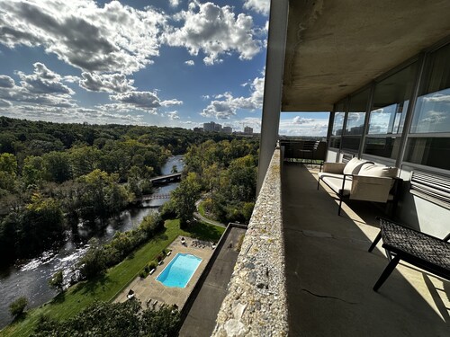 Top Floor Suite with Panoramic views of the Huron River/Arboretum