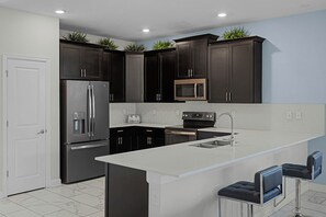 冷蔵庫、電子レンジ、オーブン、コンロ