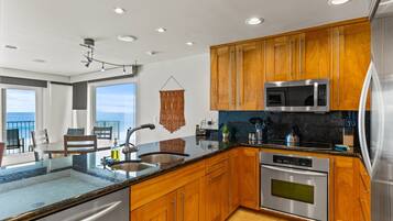 Coffee/tea maker, fridge, microwave, oven