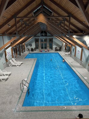 Una piscina techada, una piscina climatizada