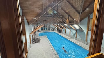 Een binnenzwembad en een verwarmd zwembad