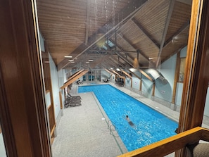 Una piscina cubierta, una piscina climatizada