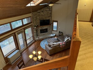 Una Smart TV, una chimenea