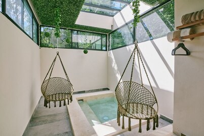 Cozy Jungle Retreat, Private Indoor Pool, Breakfast, 5 mins to the Beach