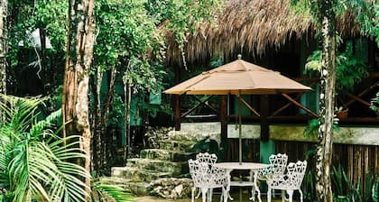 Cozy Jungle Retreat, Private Indoor Pool, Breakfast, 5 mins to the Beach