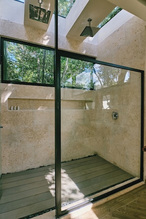 Chuveiro, secador de cabelo, toalhas de banho, sabonete