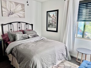 5 bedrooms, iron/ironing board, WiFi, bed sheets