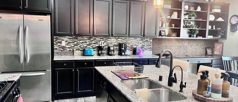 Køleskab, mikrobølgeovn, ovn, kogeplade