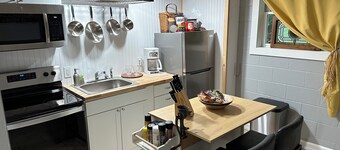 New Guest suite located in Jasper with a mountian view and fire pit