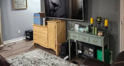 Cozy basement retreat! King bed, huge TV! Family friendly! Snowbirds Welcomed!