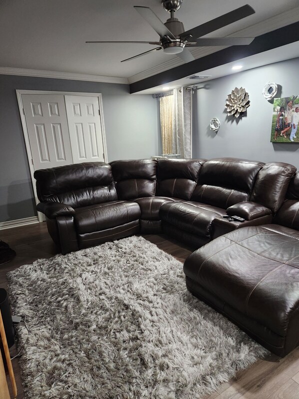 Smart TV, fireplace