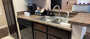 Magnolia Oasis: 2BD/2BA w/ Gym, Pool, BBQ Grill